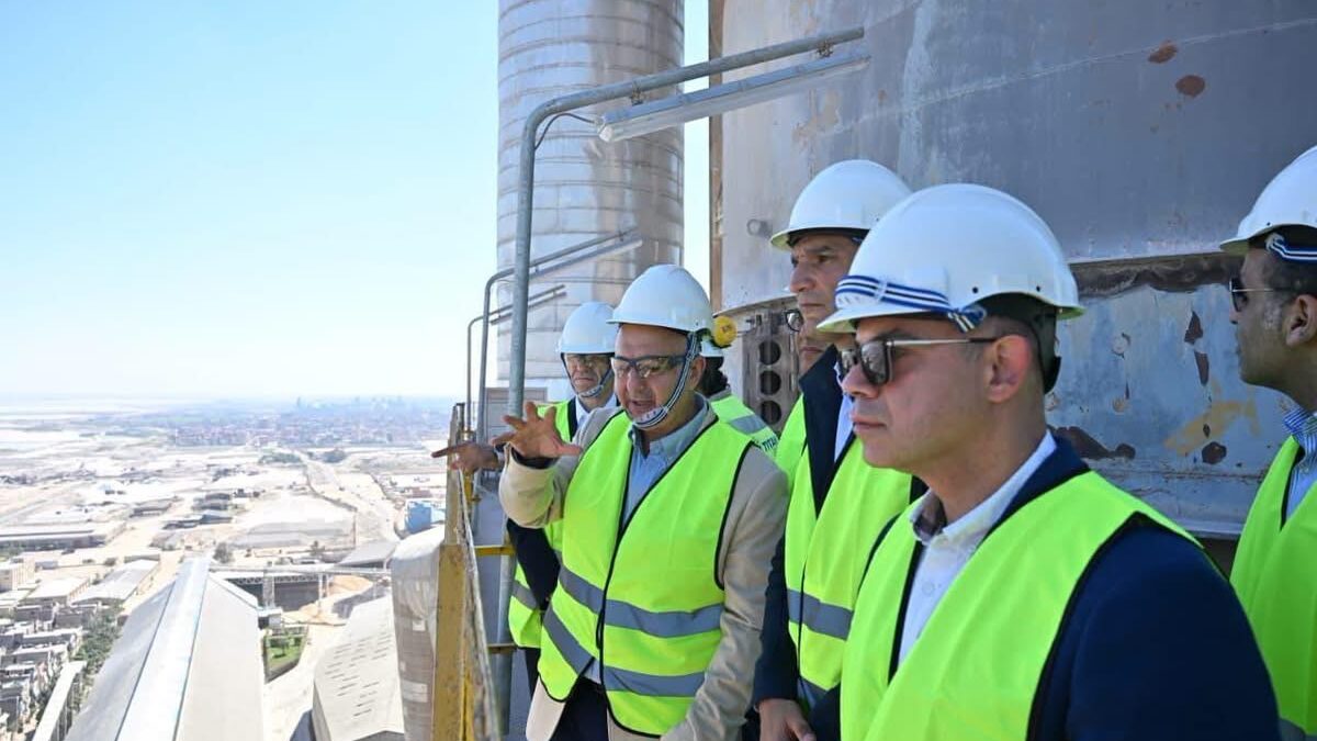 وزير الاستثمار خلال افتتاح صوامع شركة تيتان