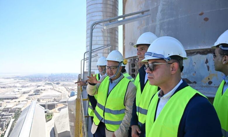وزير الاستثمار خلال افتتاح صوامع شركة تيتان