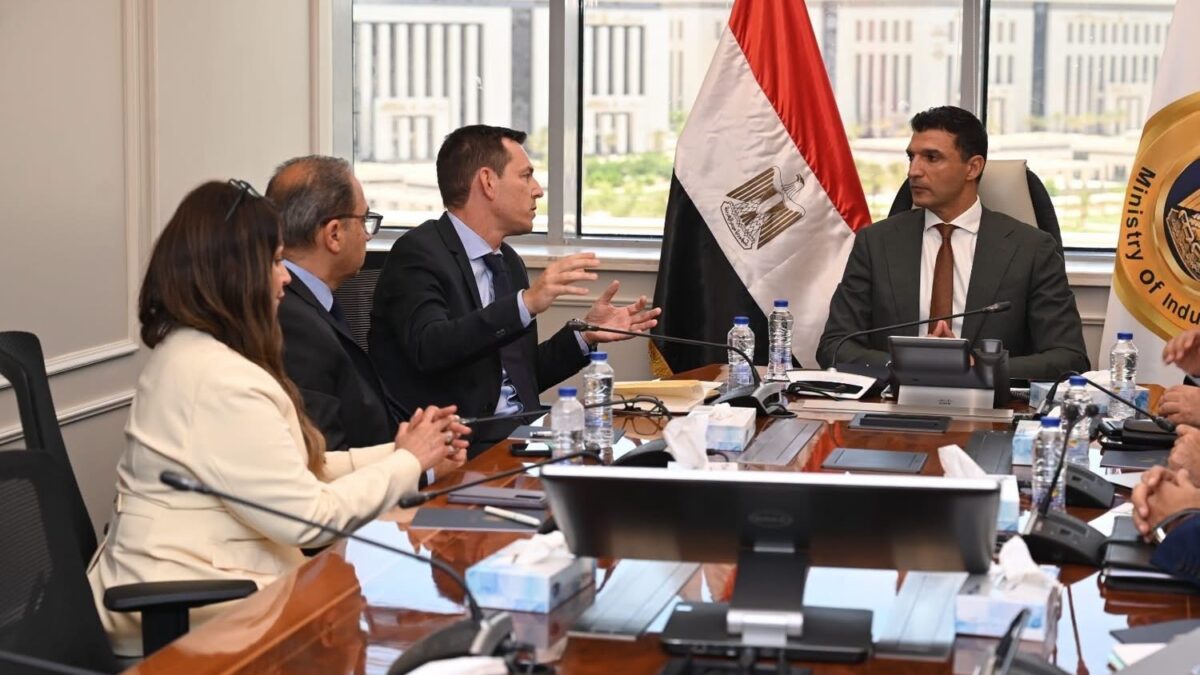 وزير الصناعة، المهندس خالد هاشم، خلال لقائه مع مسئولي شركة شنايدر إليكتريك