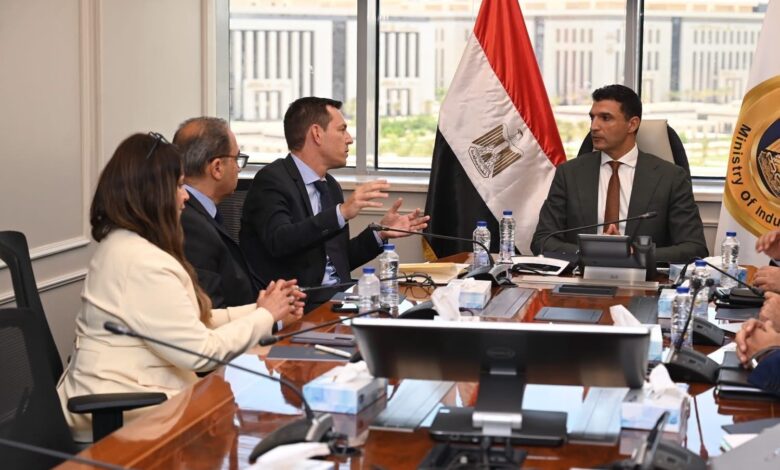 وزير الصناعة، المهندس خالد هاشم، خلال لقائه مع مسئولي شركة شنايدر إليكتريك