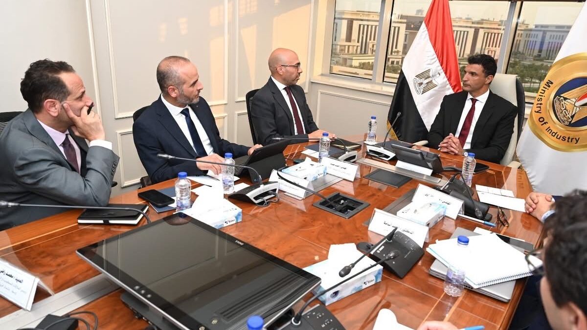 وزير الصناعة، المهندس خالد هاشم، خلال لقائه وفد شركة ABB مصر