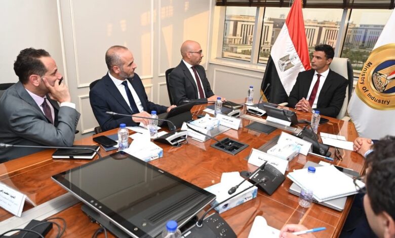 وزير الصناعة، المهندس خالد هاشم، خلال لقائه وفد شركة ABB مصر