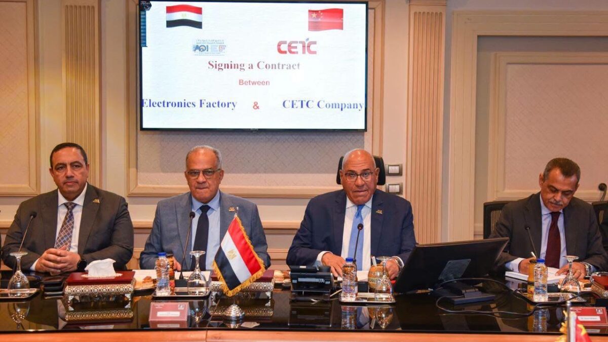 رئيس الهيئة العربية للتصنيع خلال مراسم توقيع عقد تصنيع أجهزة الاتصالات مع شركة سيتك إنترناشونال الصينية
