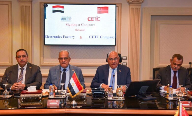 رئيس الهيئة العربية للتصنيع خلال مراسم توقيع عقد تصنيع أجهزة الاتصالات مع شركة سيتك إنترناشونال الصينية