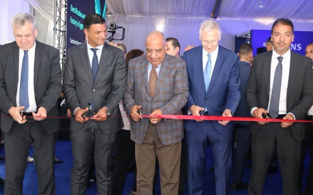 وزير الكهرباء، الدكتور محمود عصمت، خلال افتتاح مصنع سيمنس للمكونات الكهربائية
