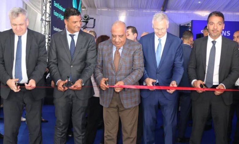 وزير الكهرباء، الدكتور محمود عصمت، خلال افتتاح مصنع سيمنس للمكونات الكهربائية