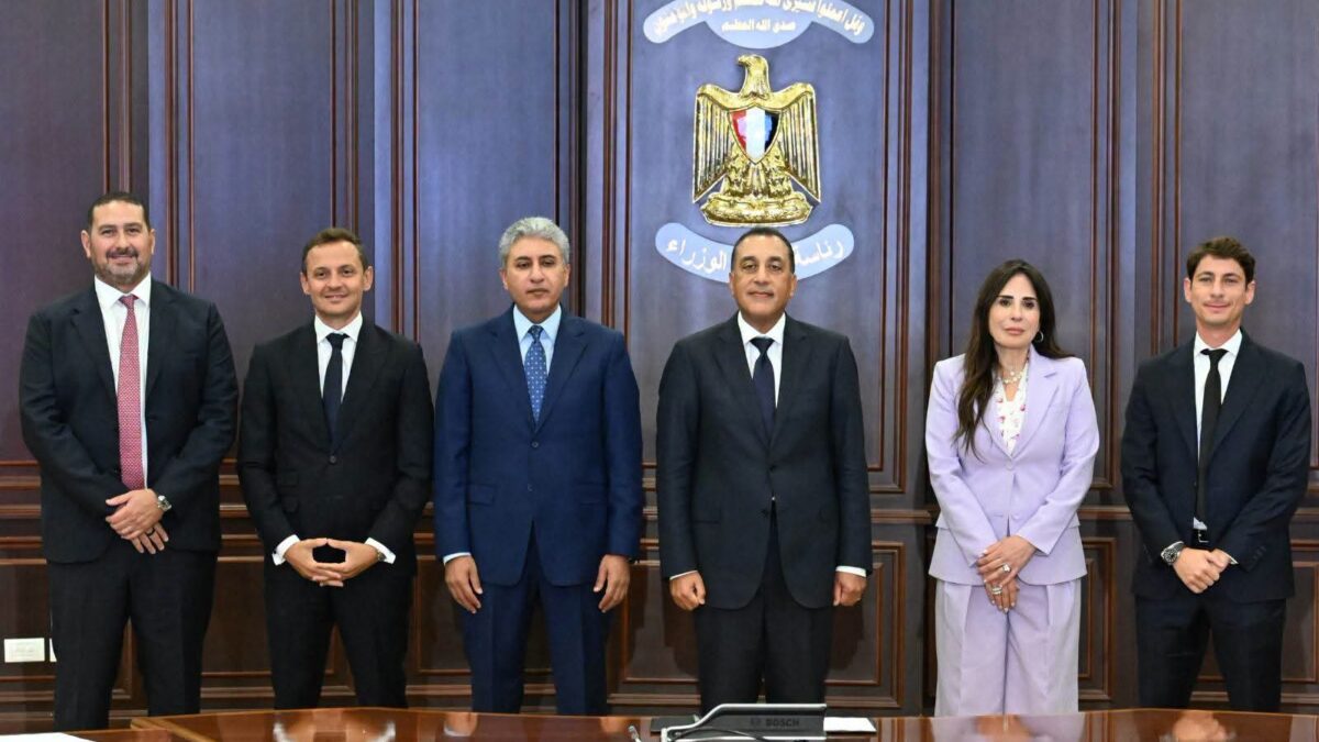 رئيس الوزراء خلال مراسم توقيع اتفاقية تطوير 11 فندق ومنتجع بين شركة ماريوت الدولية وشركتي مصر إيطاليا العقارية وپيپول أند بليسيز للتطوير العقاري