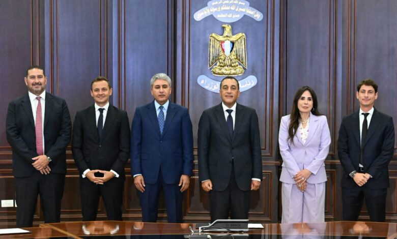 رئيس الوزراء خلال مراسم توقيع اتفاقية تطوير 11 فندق ومنتجع بين شركة ماريوت الدولية وشركتي مصر إيطاليا العقارية وپيپول أند بليسيز للتطوير العقاري