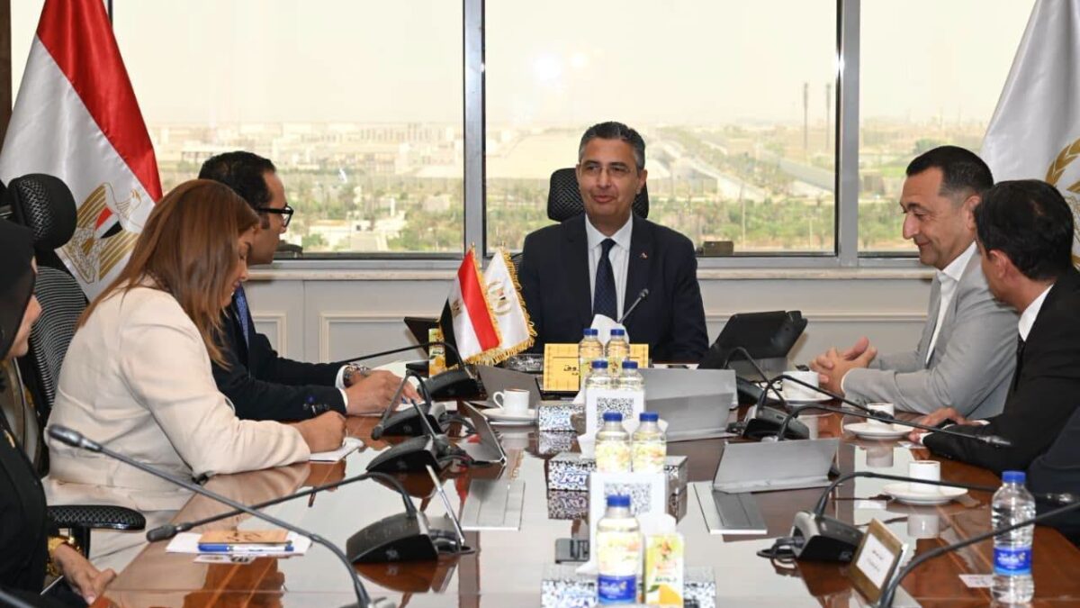 الدكتور شريف فاروق، وزير التموين والتجارة الداخلية، خلال اجتماعه مع مسؤولي شركة إرادة فاينانس