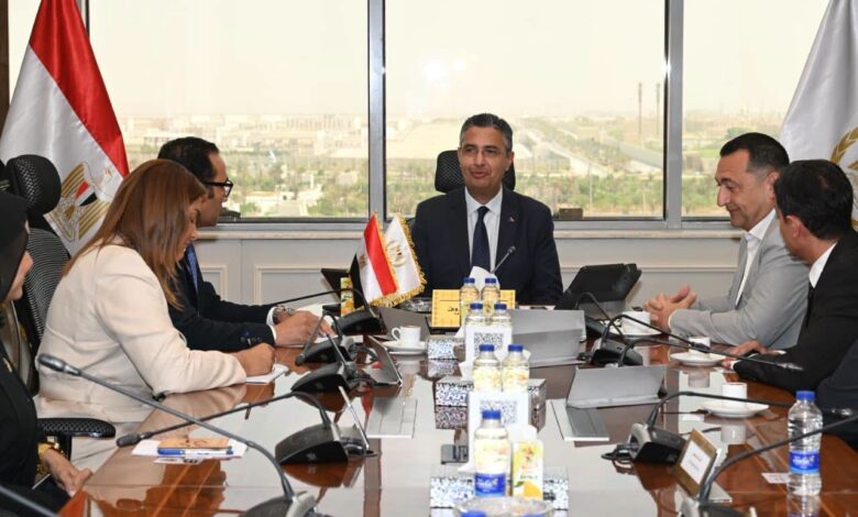 الدكتور شريف فاروق، وزير التموين والتجارة الداخلية، خلال اجتماعه مع مسؤولي شركة إرادة فاينانس