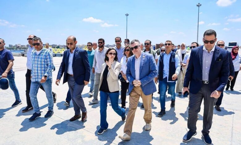 وزير التخطيط يتفقد أعمال تطوير ميناء رشيد