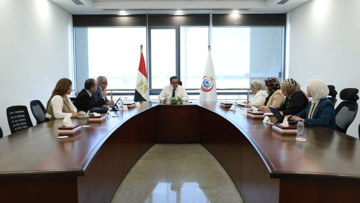 وزير الصحة يبحث التوسع في استخدام تقنية الروبوت في جراحات استبدال المفاصل