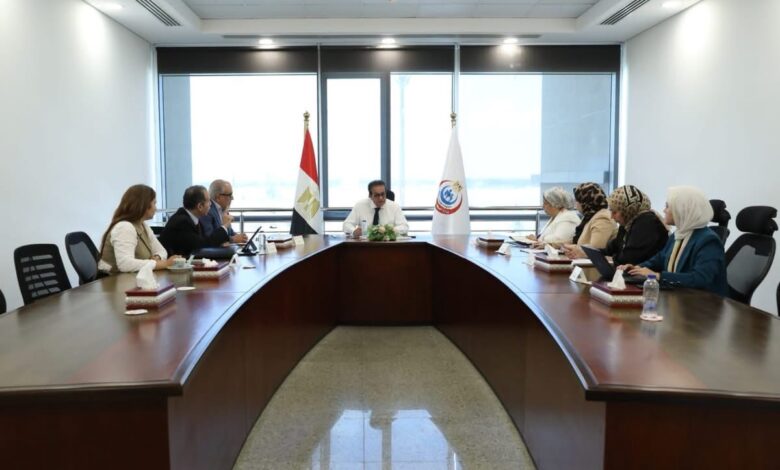 وزير الصحة يبحث التوسع في استخدام تقنية الروبوت في جراحات استبدال المفاصل