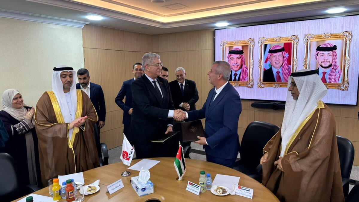 توقيع عقد تنفيذ مشروع توصيل الغاز الطبيعي إلى منطقة الموقر الصناعية بالأردن لصالح شركة بتروجت