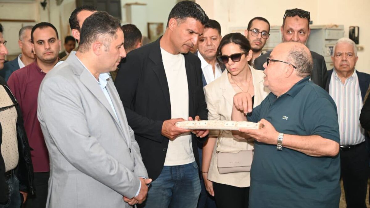 وزير الصناعة خلال زيارته لمصانع الأخشاب بدمياط