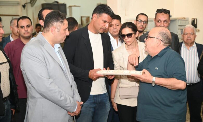 وزير الصناعة خلال زيارته لمصانع الأخشاب بدمياط