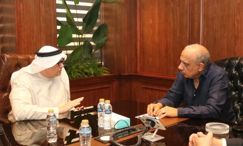 الدكتور محمود عصمت، وزير الكهرباء والطاقة المتجددة، خلال لقائه وفد شركة مصدر الإماراتية