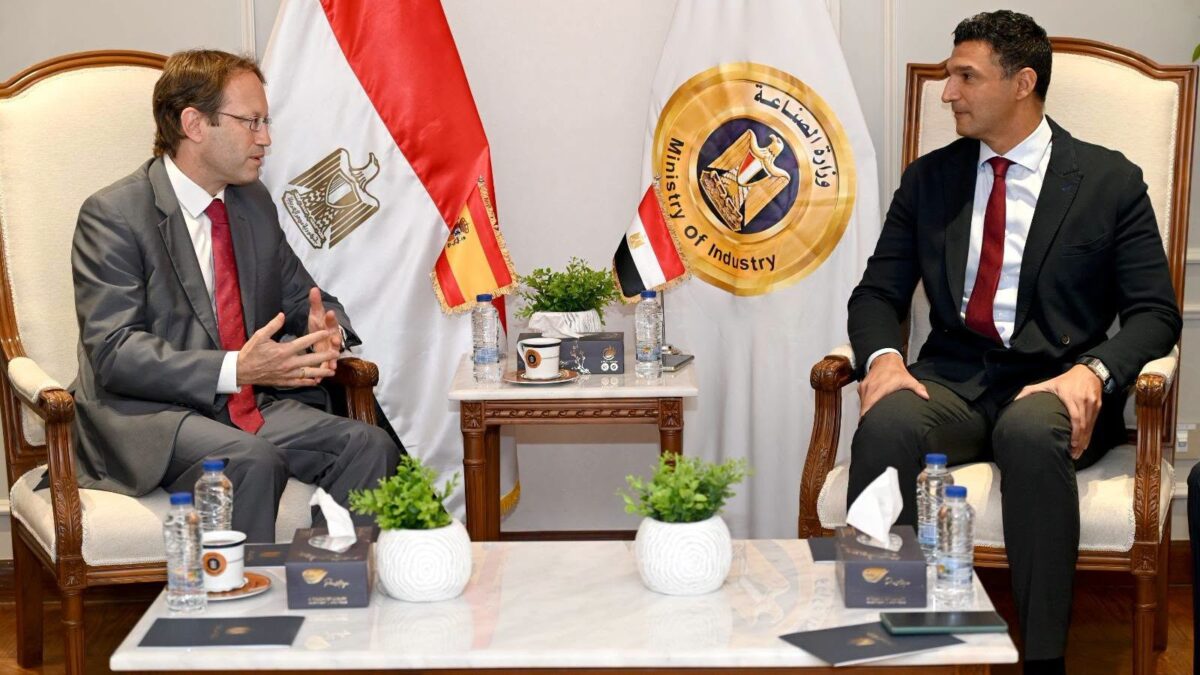 السفير الإسباني خلال اجتماعه مع وزير الصناعة المهندس خالد هاشم