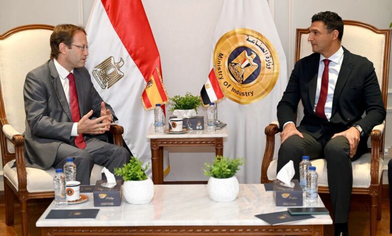 السفير الإسباني خلال اجتماعه مع وزير الصناعة المهندس خالد هاشم