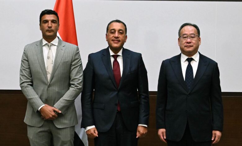رئيس الوزراء خلال توقيع مذكرة التفاهم بين وزارة الصناعة لينج لونج الصينية
