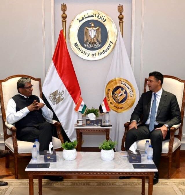 وزير الصناعة خلال لقائه بسفير الهند في مصر