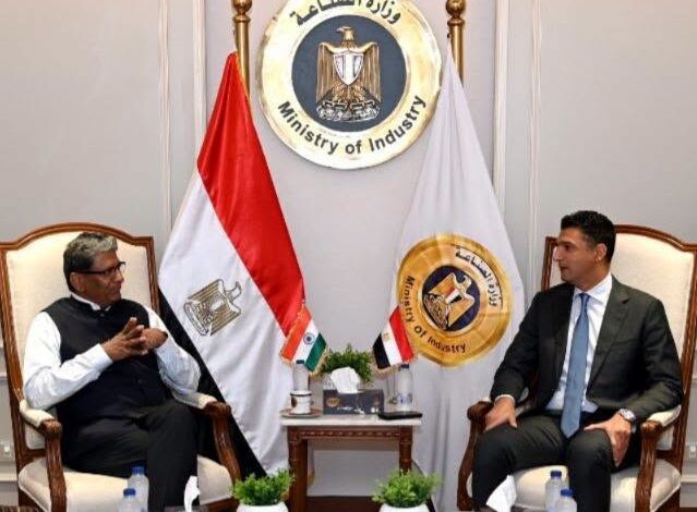 وزير الصناعة خلال لقائه بسفير الهند في مصر
